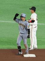 ８回、左翼線に二塁打を放ち、ポーズを決める中野（撮影・佐々木彰尚）