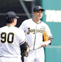 　４回、久保田コーチ（左）に声をかけられる大竹（撮影・西田忠信）