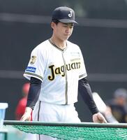 　ネットを片付ける立石（撮影・西田忠信）