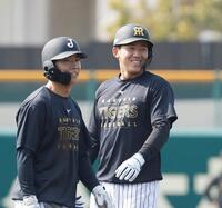 明るい表情で練習する川崎（左）と立石（撮影・西田忠信）