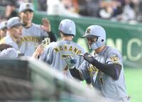 １回、左飛で先制点を挙げベンチ前でナインに出迎えられる森下（撮影・佐々木彰尚）