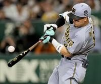 　６回、二塁打を放つ佐藤輝（撮影・田中太一）