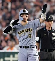 　８回、適時打を放ちポーズを決める佐藤輝（撮影・田中太一）