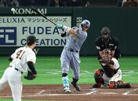 ８回、右前適時打を放つ佐藤輝（撮影・金田祐二）