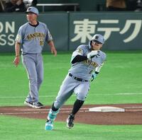 ６回、二塁打を放つ佐藤輝（撮影・金田祐二）