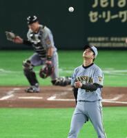 ６回、余裕の表情を見せる高橋（撮影・金田祐二）