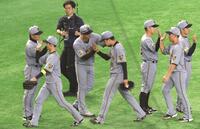 完封勝利を挙げた高橋を出迎える藤川監督（撮影・佐々木彰尚）