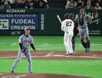 ９回、岸田を空振り三振にしとめ完封勝利。雄たけびをあげる高橋（撮影・金田祐二）