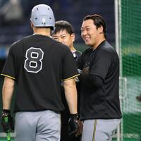 佐藤輝と話をする大山（撮影・田中太一）