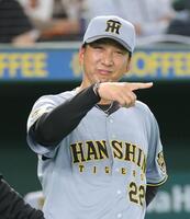 ２回、２度目の死球に不満をあらわにする藤川監督（撮影・西岡正）