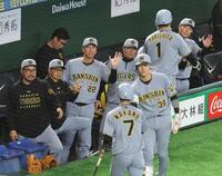 ３回、中川の左中間２点適時二塁打で生還した三塁走者・中野（７番）と二塁走者・森下（１番）を出迎える藤川監督（撮影・佐々木彰尚）