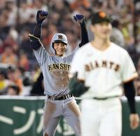 ８回、勝ち越し打を放った木浪は両手をあげて喜ぶ（撮影・田中太一）