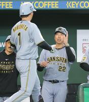 ９回阪神１死、ソロを放った森下翔太（左）を迎える阪神・藤川球児監督＝東京ドーム（撮影・西岡正）