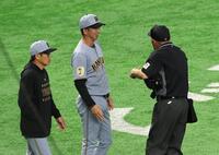２回、伏見の死球で川口球審に詰め寄る藤川監督（撮影・佐々木彰尚）