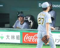 ３回、伊藤将を諦め、厳しい表情の藤川監督（撮影・金田祐二）