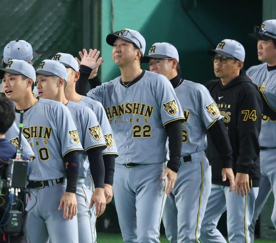 　ナインを迎える藤川監督（撮影・金田祐二）