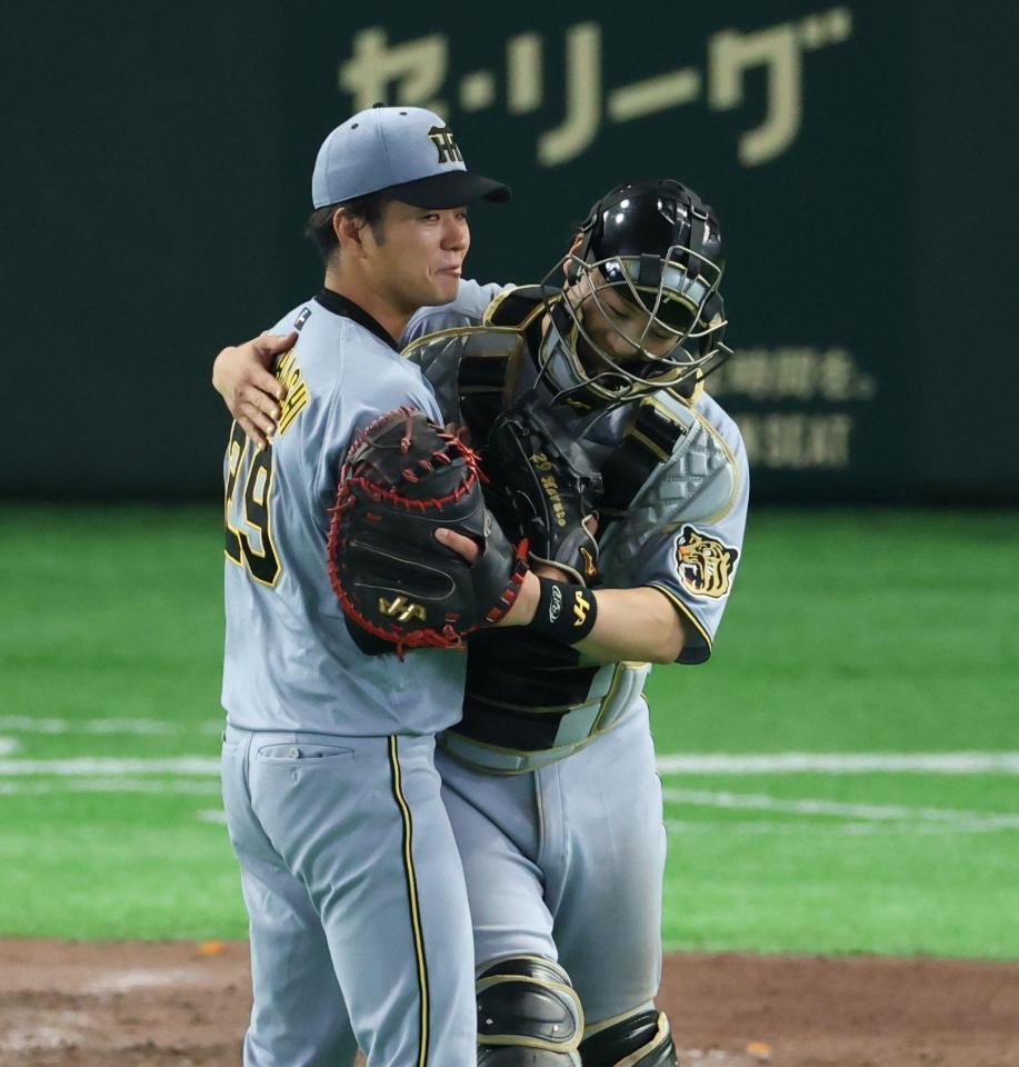 高橋と完封勝利を喜ぶ伏見（撮影・金田祐二）