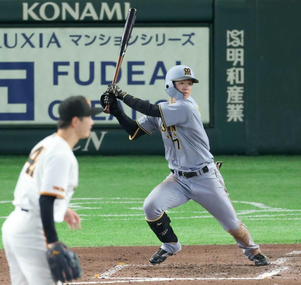 　８回、二塁打を放つ中野（撮影・金田祐二）