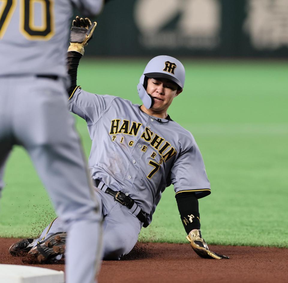 １回、敵失の間に三塁へすべり込む中野（撮影・田中太一）