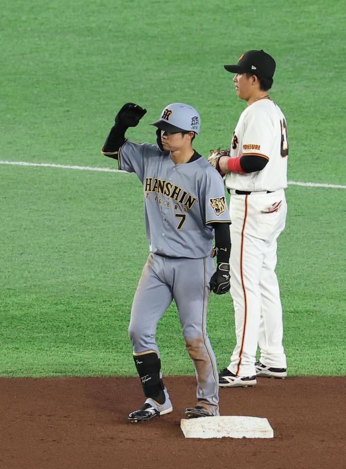 ８回、左翼線に二塁打を放ち、ポーズを決める中野（撮影・佐々木彰尚）