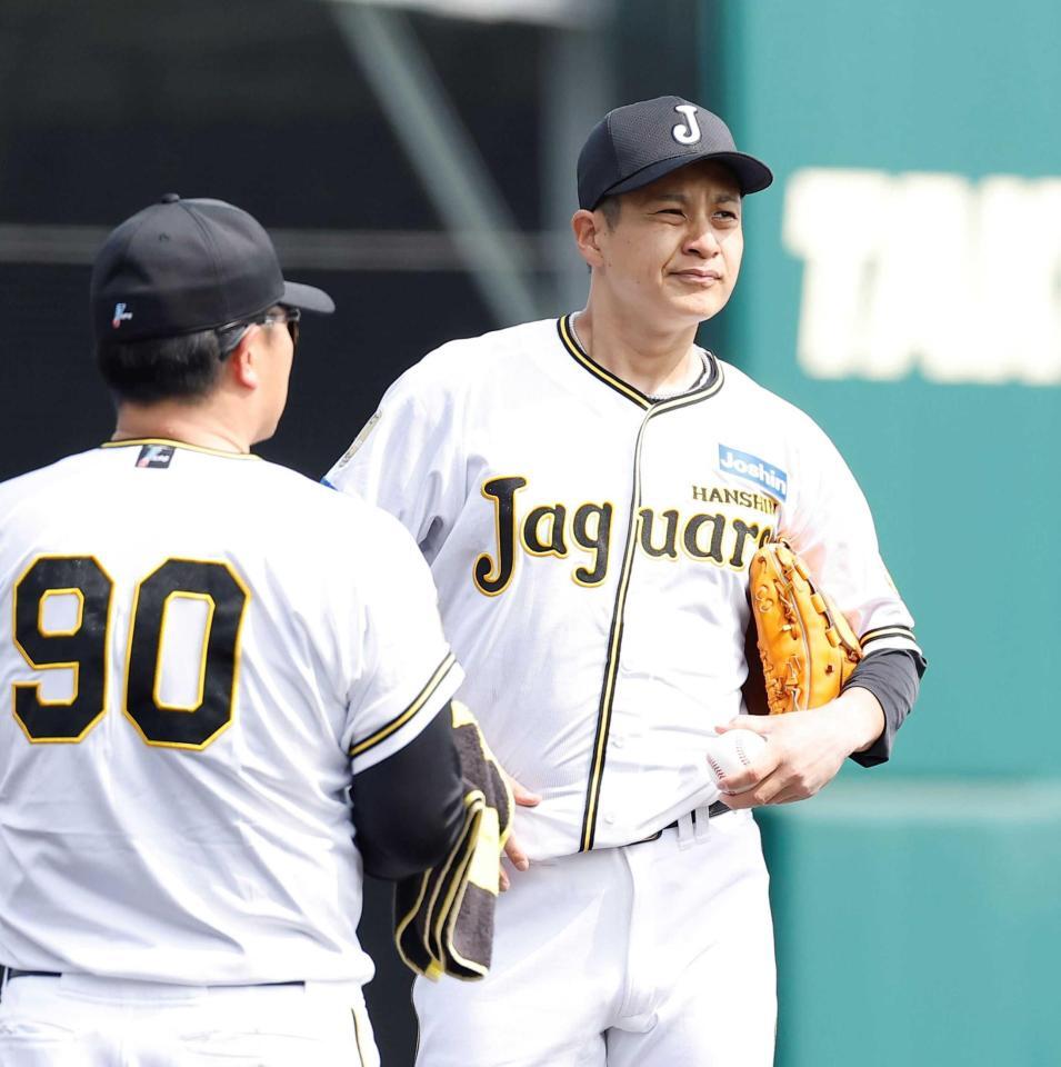 　４回、久保田コーチ（左）に声をかけられる大竹（撮影・西田忠信）