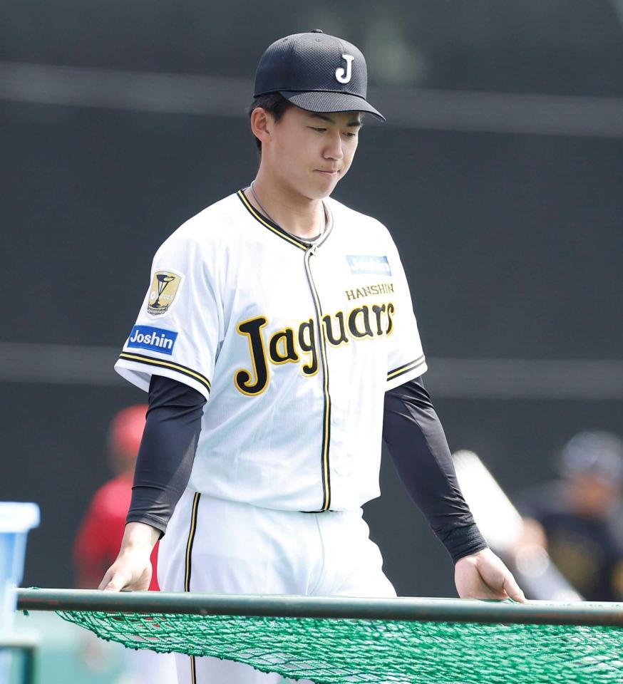 　ネットを片付ける立石（撮影・西田忠信）