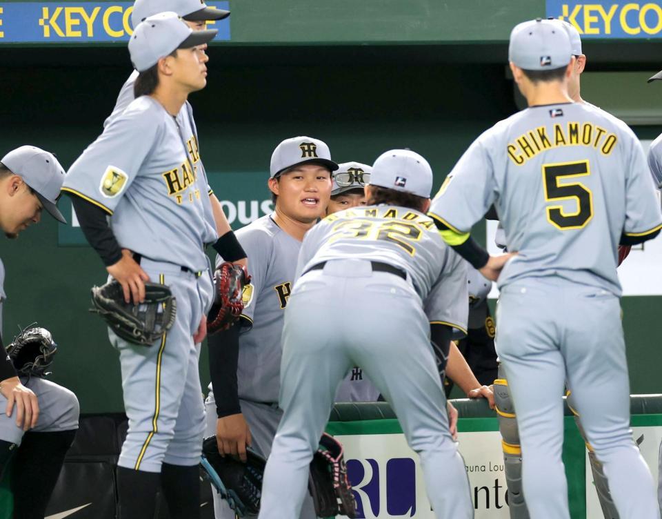 試合前円陣で声出しする森下（中央）＝撮影・西岡正