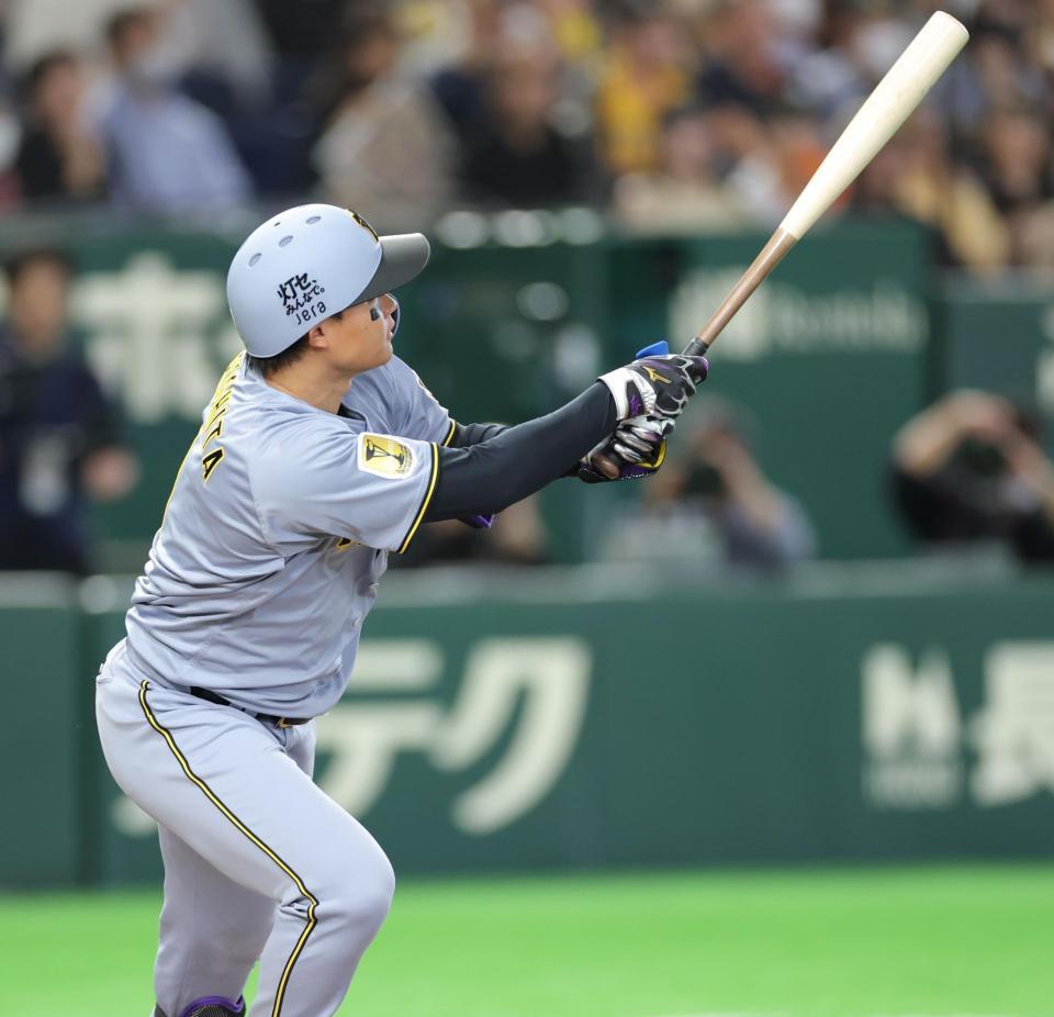 １回、先制の左犠飛を放つ森下（撮影・西岡正）