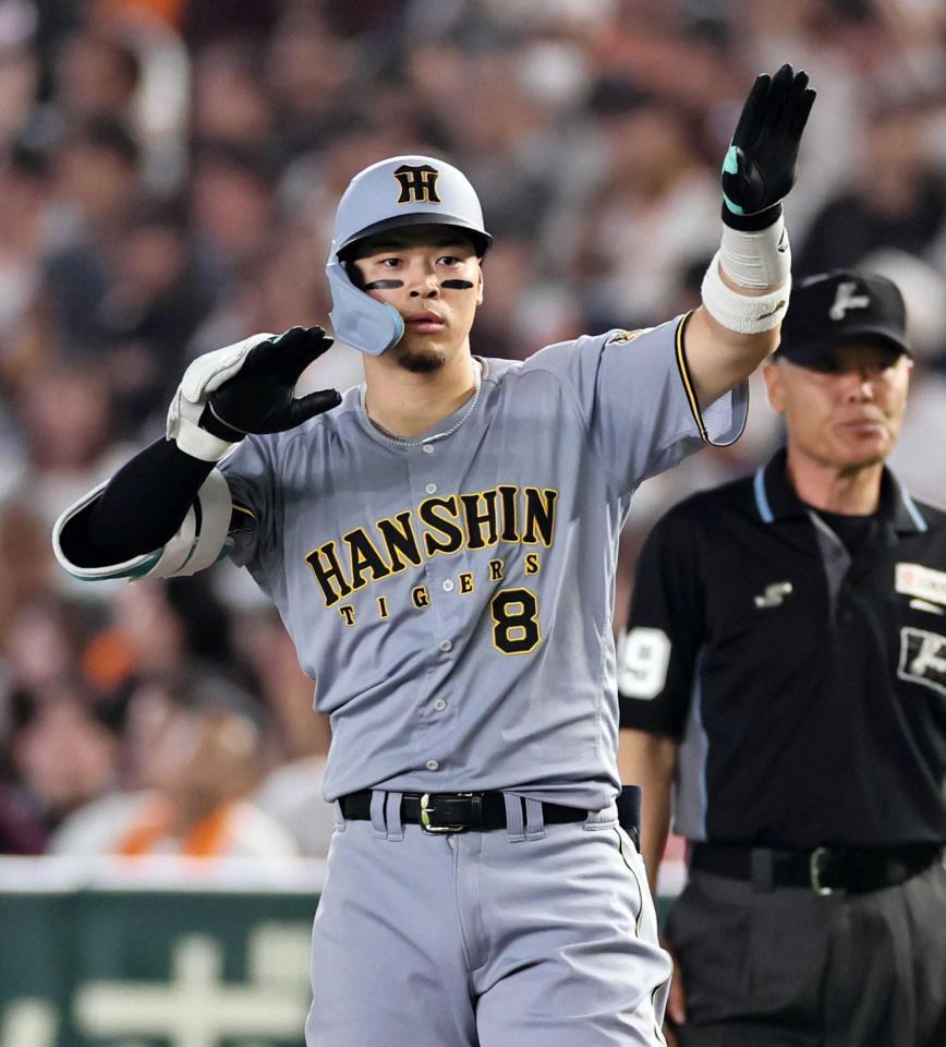 　８回、適時打を放ちポーズを決める佐藤輝（撮影・田中太一）