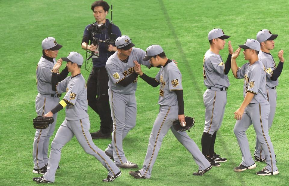 完封勝利を挙げた高橋を出迎える藤川監督（撮影・佐々木彰尚）