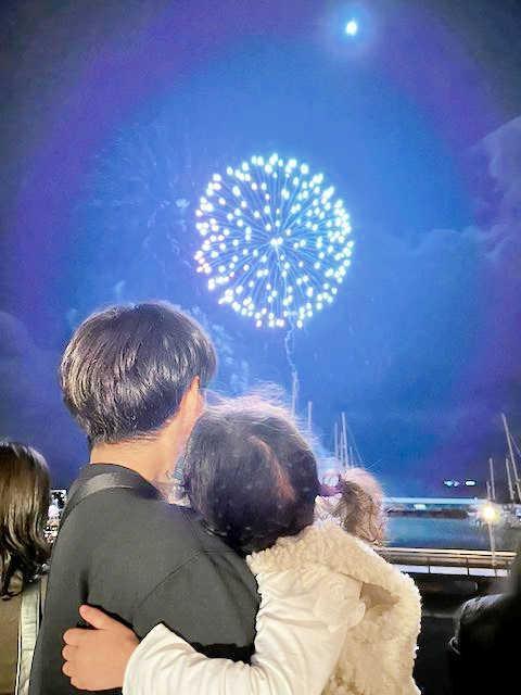 　花火を見る高橋親子（家族提供）