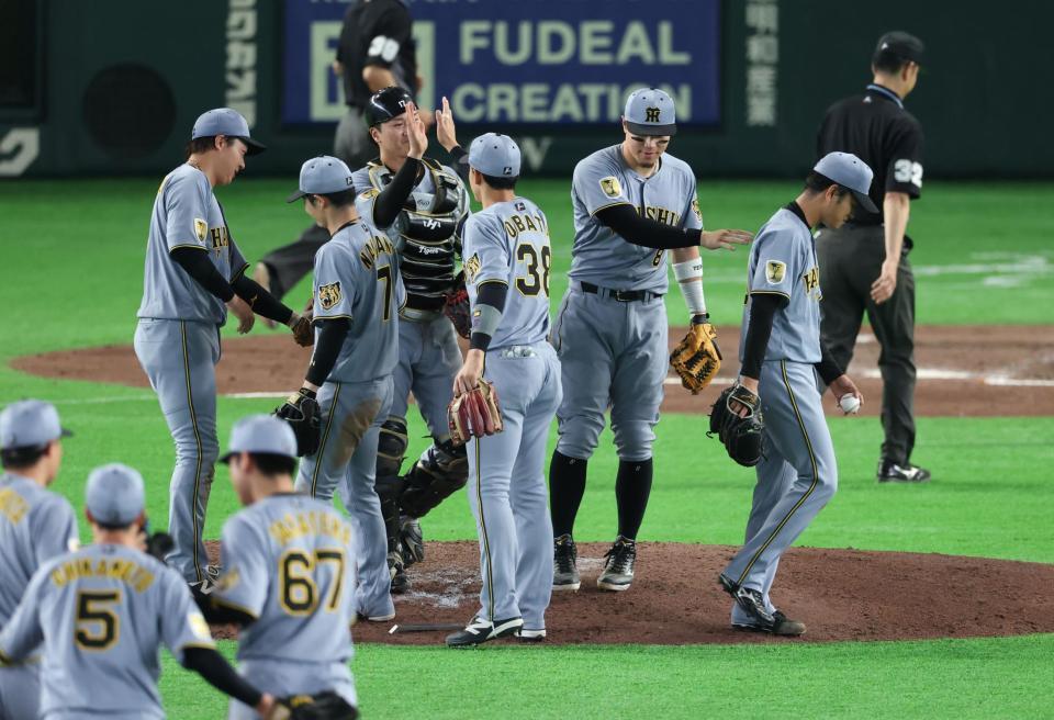 ２８日の今季初勝利を喜ぶ阪神ナイン（撮影・金田祐二）