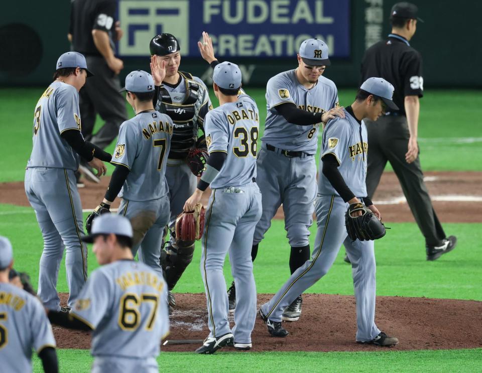２８日の今季初勝利を喜ぶ阪神ナイン（撮影・金田祐二）