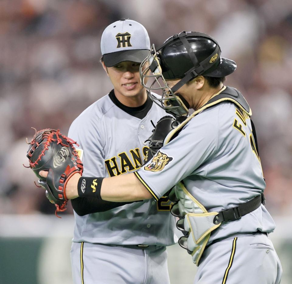 ２８日の巨人戦で完封し、好リードの伏見（右）と喜び合う高橋（撮影・田中太一）