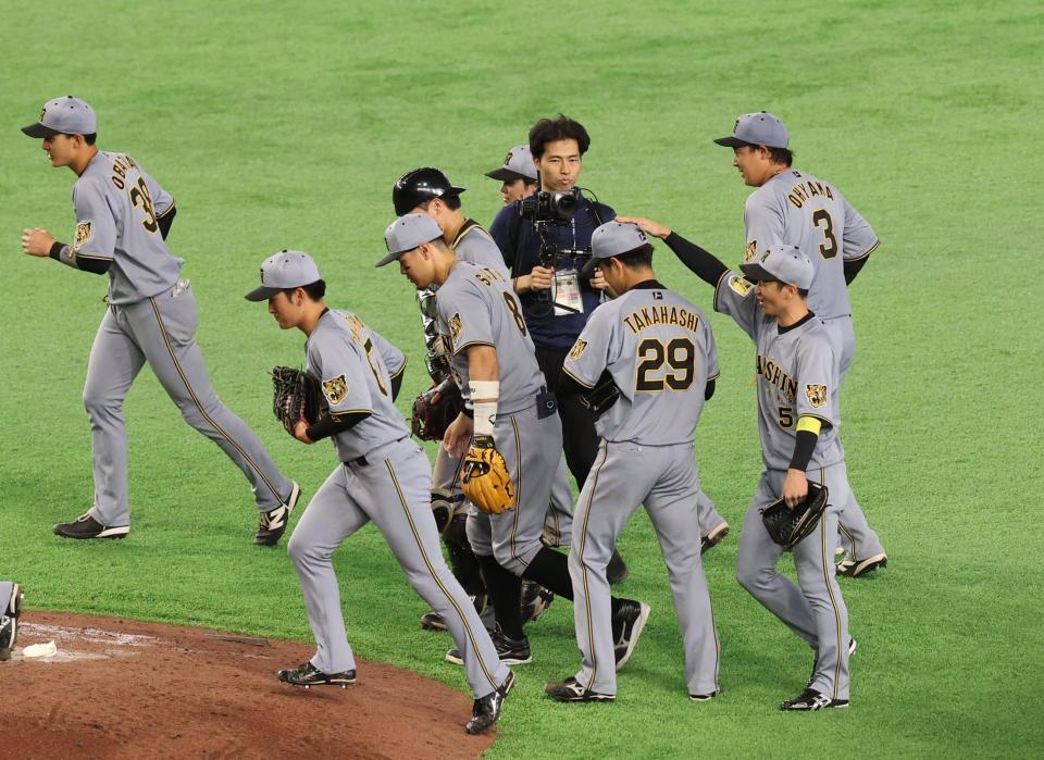 ２８日の巨人戦で完封勝利を挙げ、近本（右端）から頭をなでられる高橋（同２人目）=撮影・佐々木彰尚