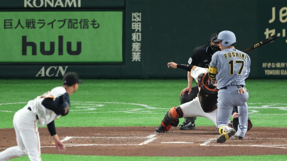 ２回、死球を受ける伏見（撮影・金田祐二）