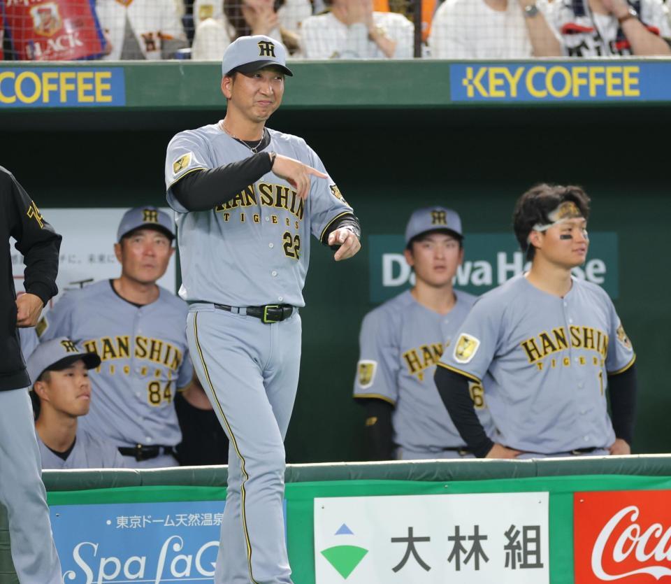 ２回、２度目の死球にベンチを飛び差す藤川監督（撮影・西岡正）