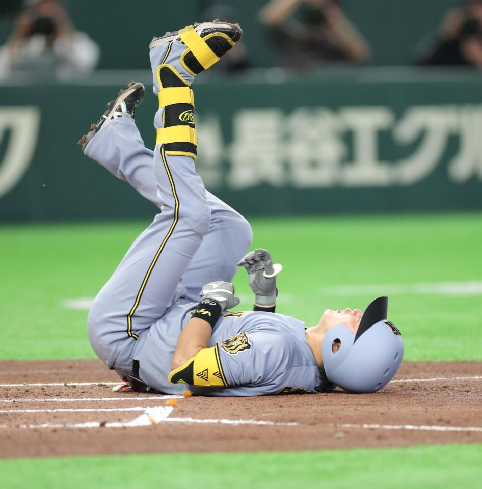 ２回、死球を受け、倒れ込む伏見（撮影・西岡正）