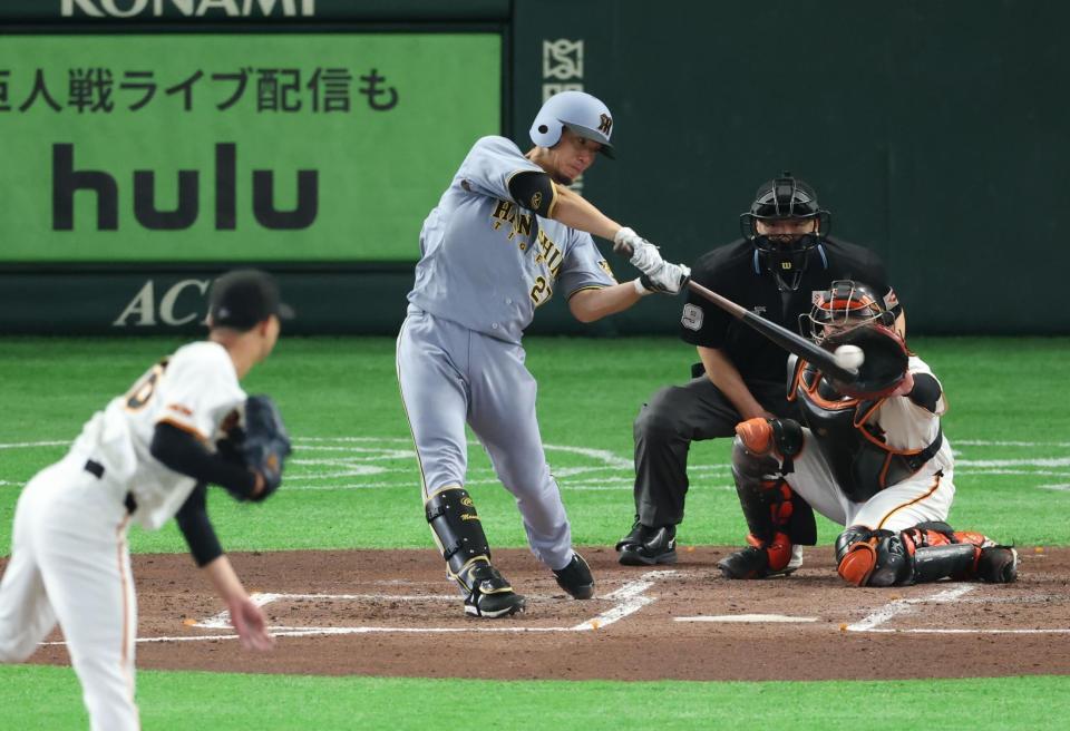 ２回、逆転２点二塁打を放つ伊藤将（撮影・金田祐二）