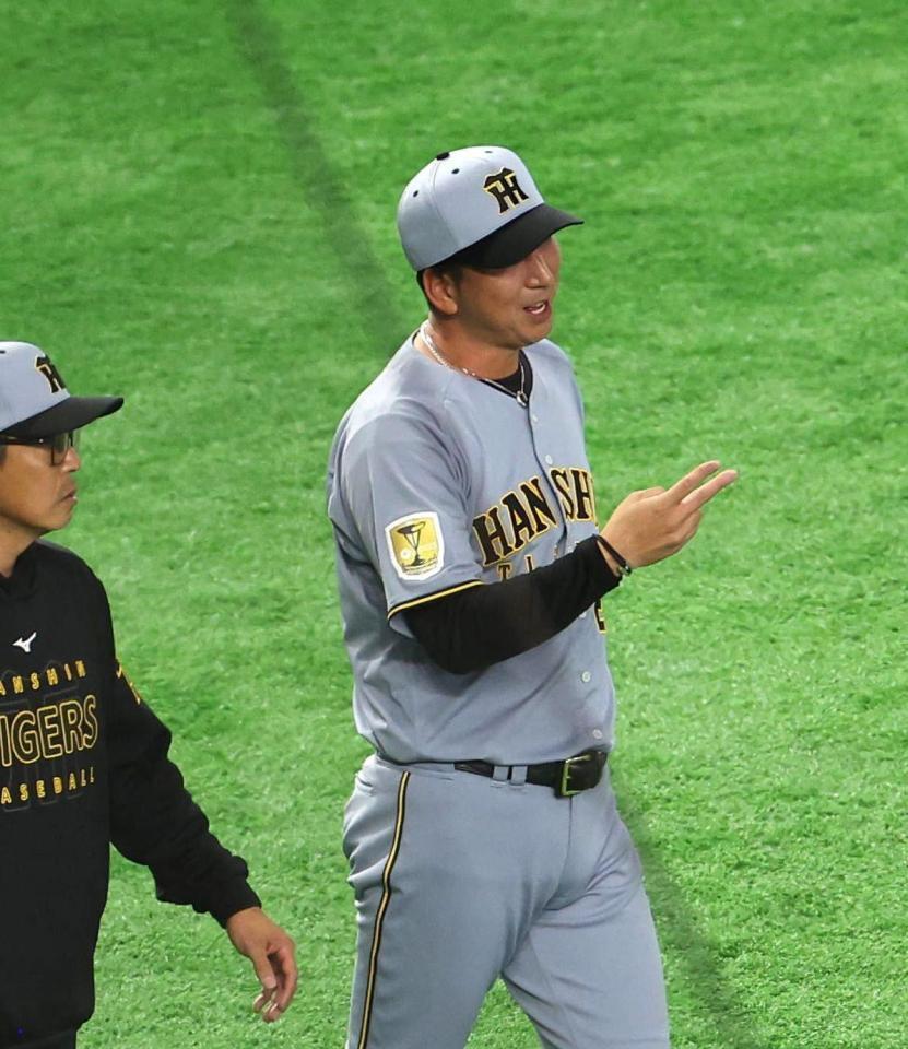 ２回、伏見が死球を受けてグラウンドに出る藤川監督（撮影・佐々木彰尚）