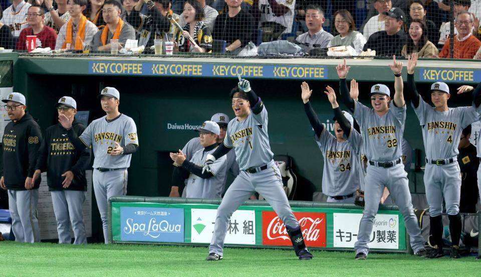 ２回、伊藤将の逆転２点二塁打で喜ぶ阪神ベンチ（撮影・金田祐二）