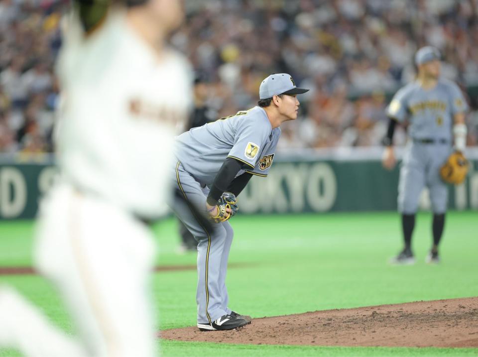 ７回、泉口に勝ち越しソロを浴び、しゃがみ込む及川（撮影・西岡正）