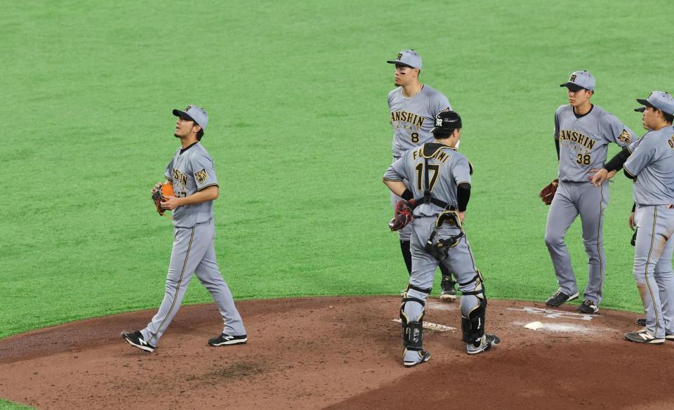 ３回途中降板する伊藤将（撮影・佐々木彰尚）