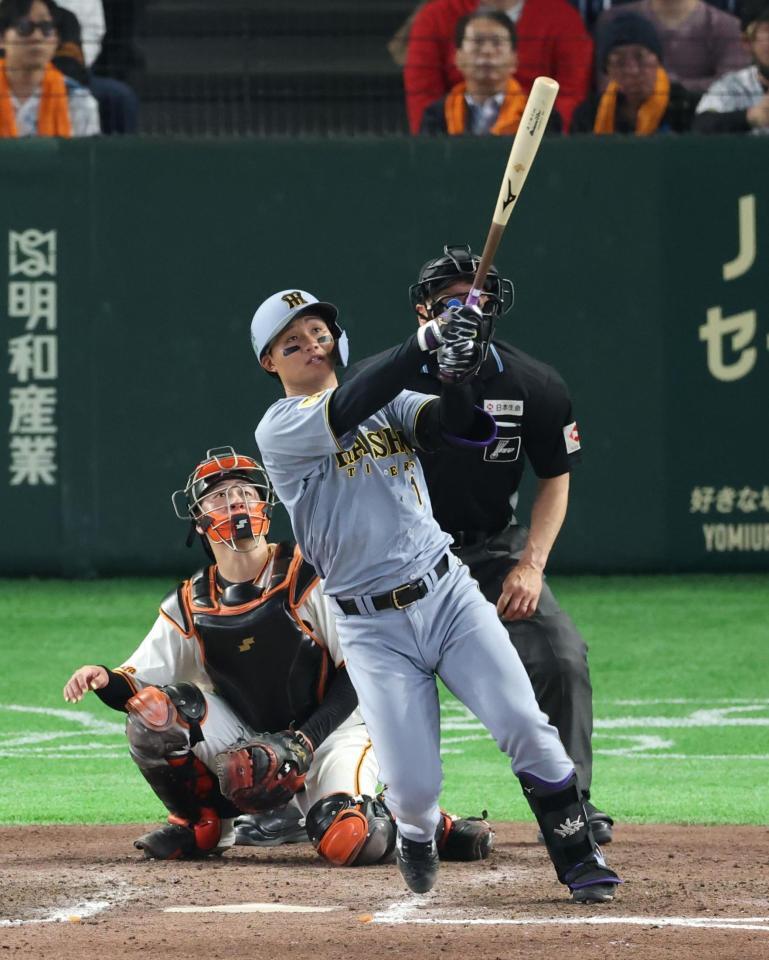 ９回阪神１死、ソロを放つ阪神・森下翔太＝東京ドーム（撮影・金田祐二）