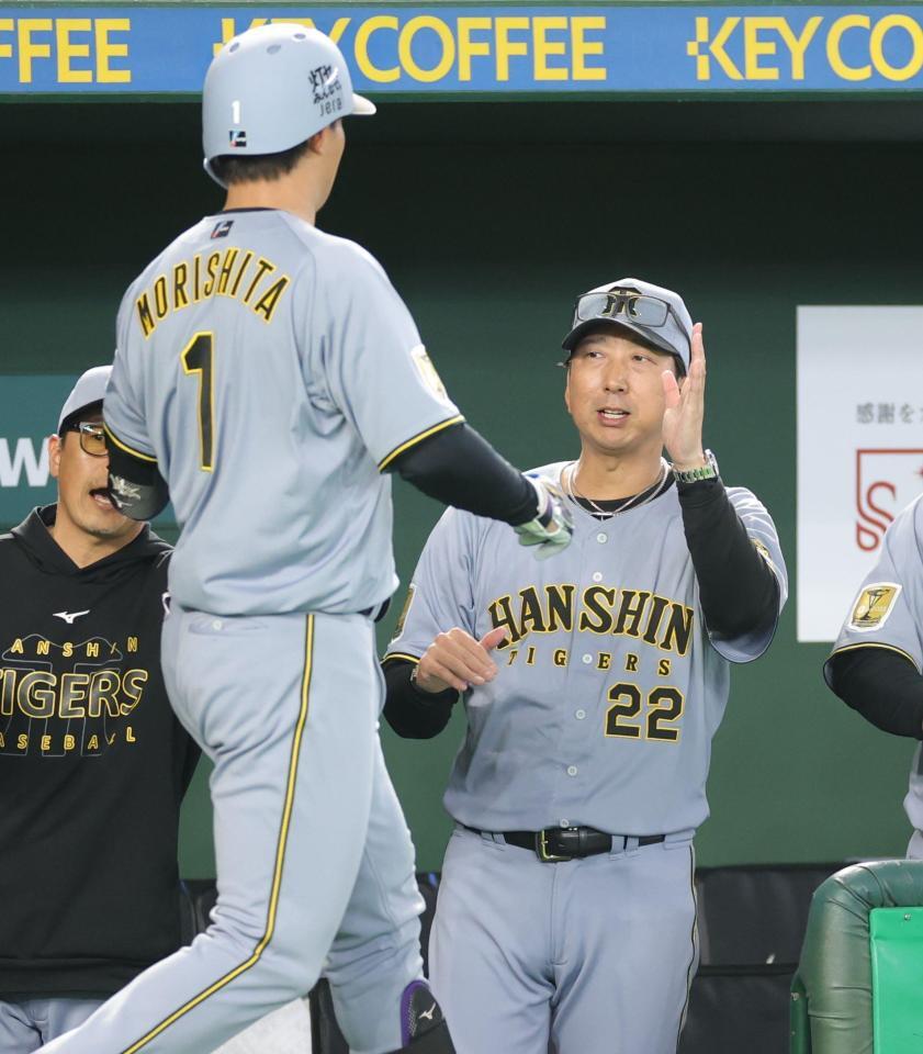 ９回阪神１死、ソロを放った森下翔太（左）を迎える阪神・藤川球児監督＝東京ドーム（撮影・西岡正）