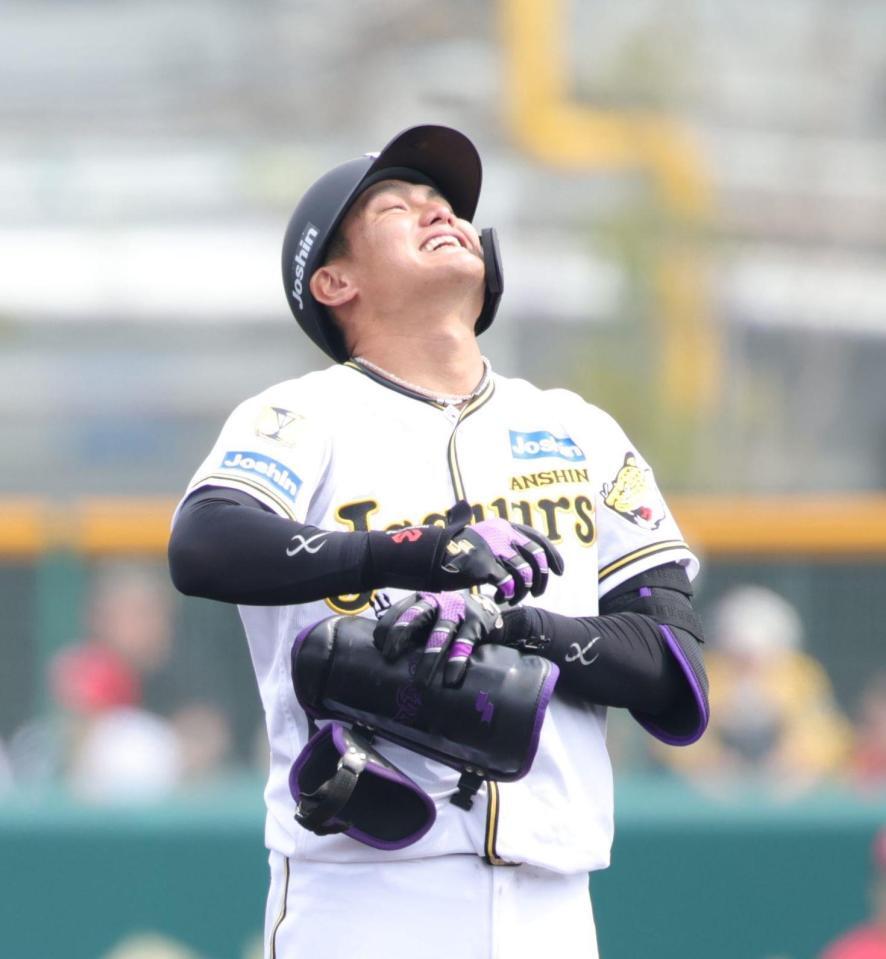 ３回、西純は左翼フェンス直撃の適時二塁打を放ち、悔しそうな表情を見せる（撮影・坂部計介）
