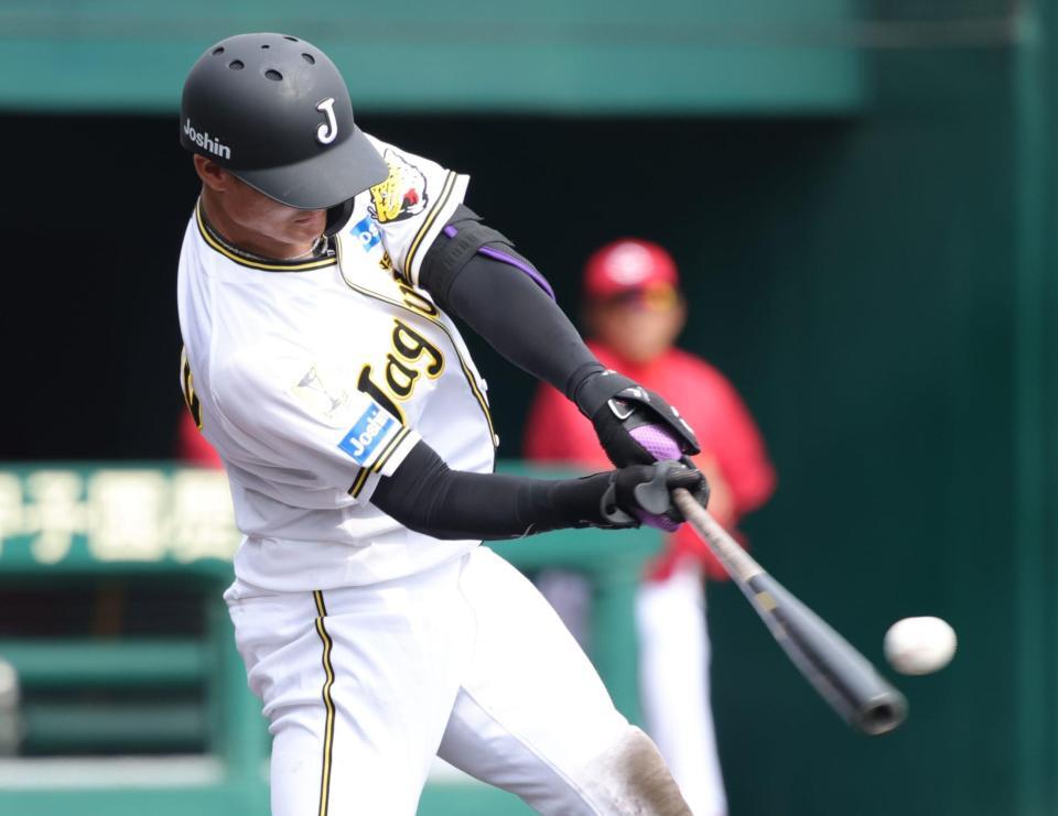 ３回、西純は左翼フェンス直撃の適時二塁打を放つ（撮影・坂部計介）