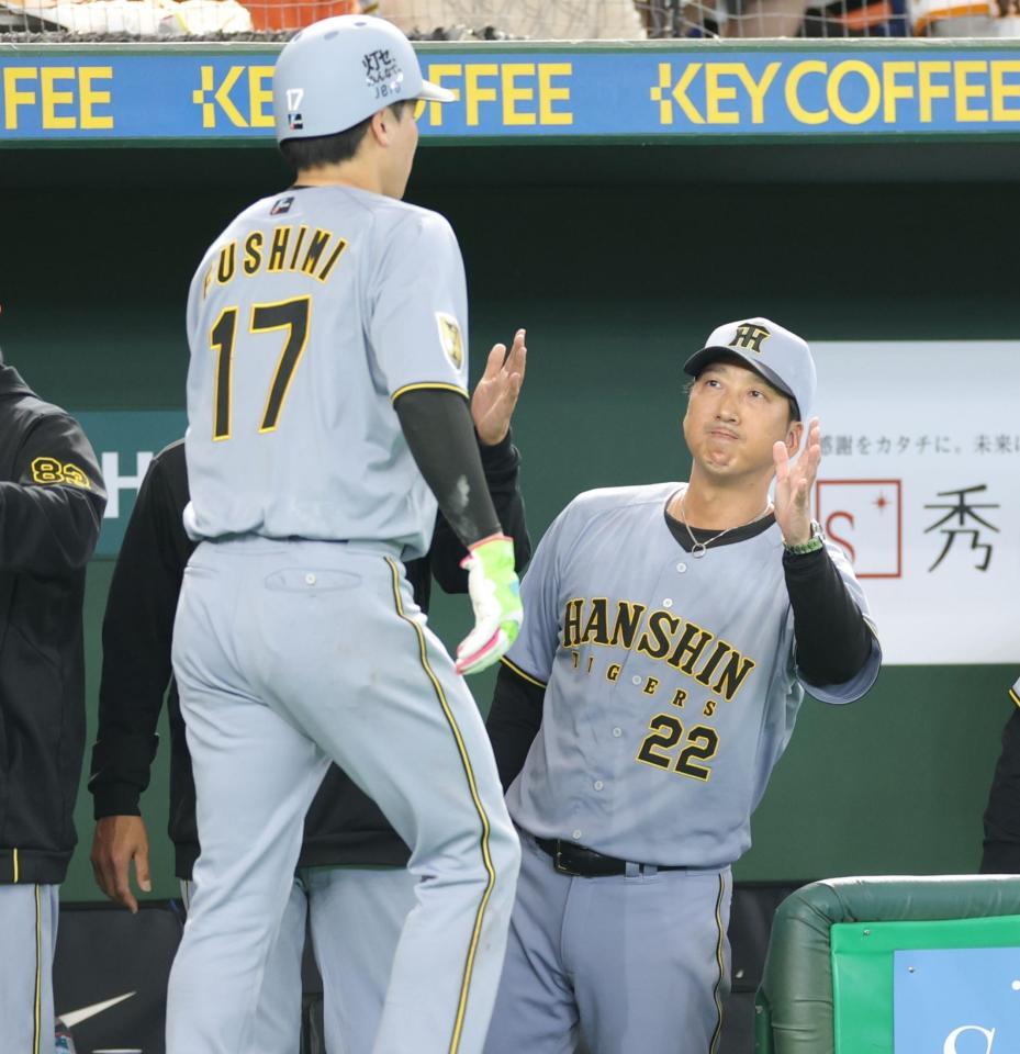 ２回、伊藤将の適時二塁打で生還した伏見（左）を迎える藤川監督（撮影・西岡正）