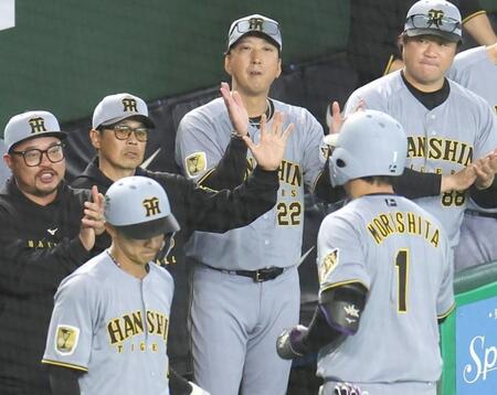 ９回、左越えにソロを放った森下を出迎える藤川監督（撮影・佐々木彰尚）