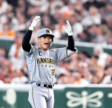 　８回、同点打を放った坂本はベンチへ向かって声を張り上げる（撮影・田中太一）